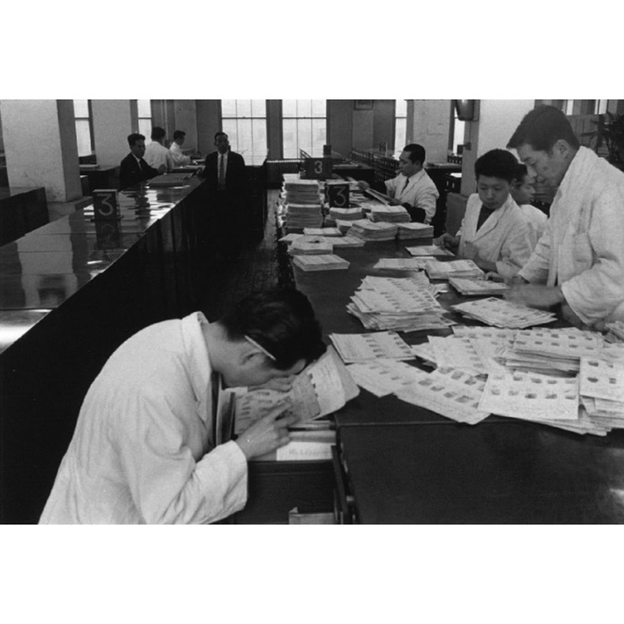 VOL-18 YW-Stakeout-040